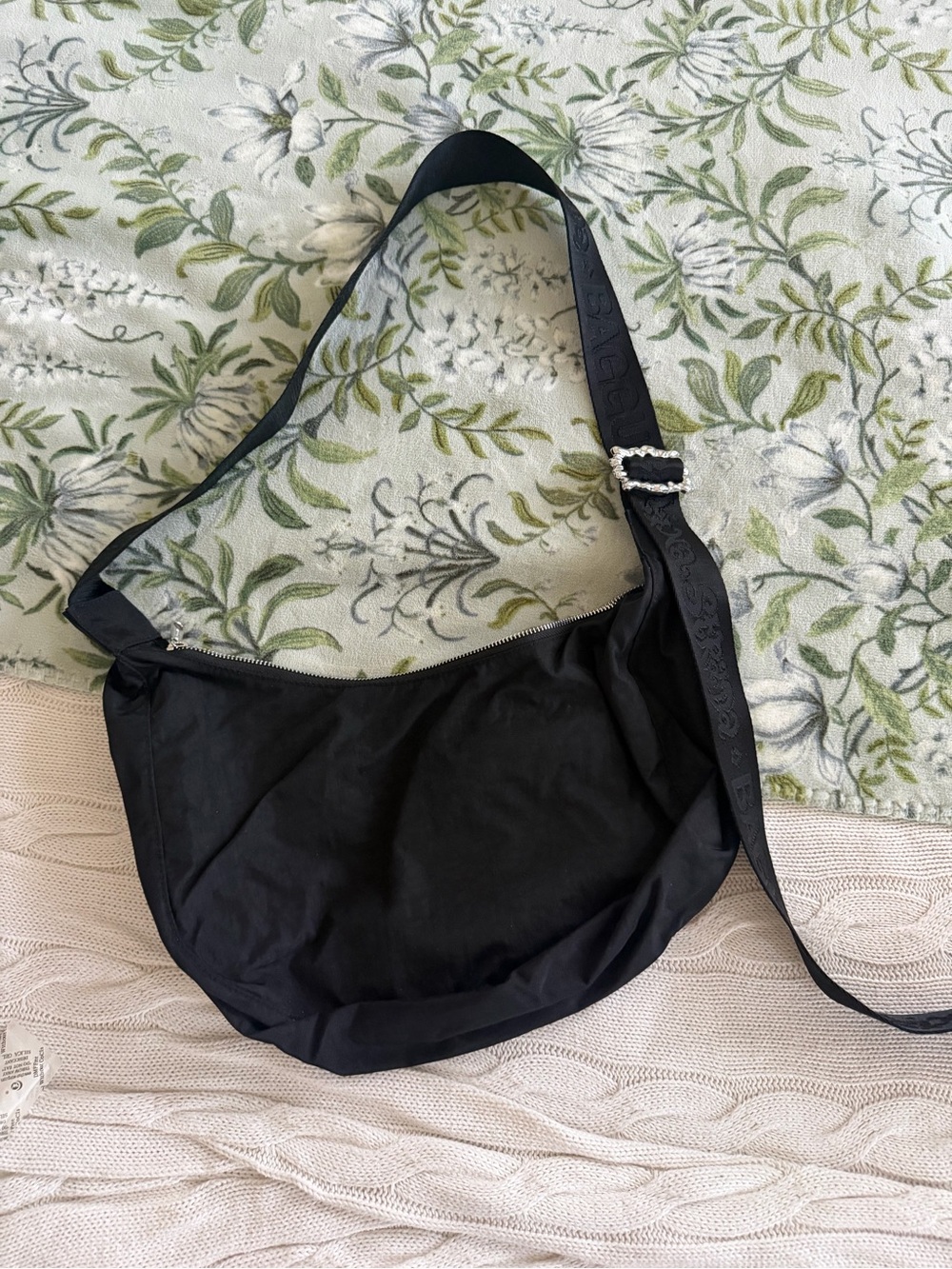 BAGGU Black Crescent Shoulder Bag with Embossed Strap and Buckle collina strada
